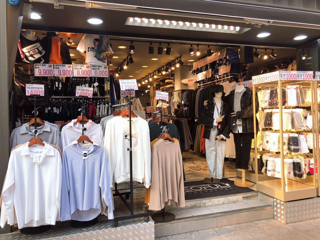 Square 101时尚店，在釜山西面购物商圈内，橱窗摆满潮流服饰。